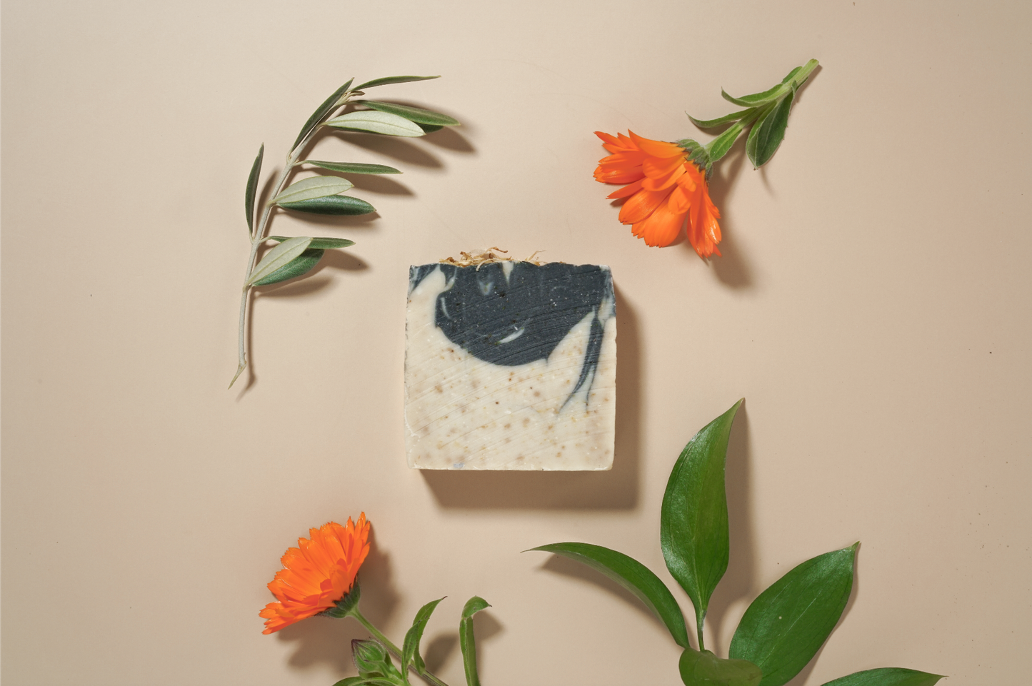 CALÉNDULA DETOX - Jabón facial purificante de aceite de caléndula y neem, con carbón de coco.