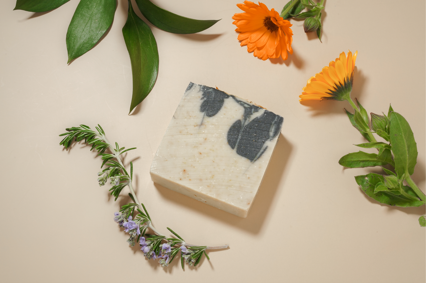 CALÉNDULA DETOX - Jabón facial purificante de aceite de caléndula y neem, con carbón de coco.
