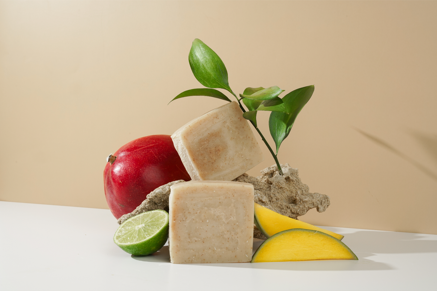 KRABI - Jabón corporal exfoliante de aceite de oliva, leche de coco y esencial de verbena de Indias e ylang-ylang