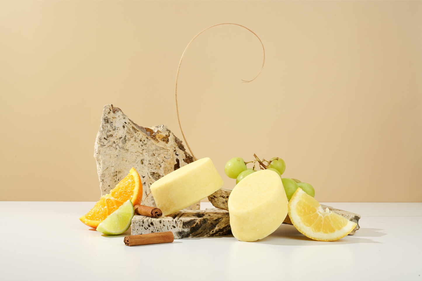 SHANTI - Manteca corporal hidratante de manteca de cacao, aceite de rosa mosqueta con esenciales de cítricos y especias